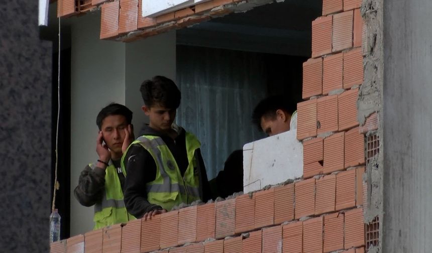 İstanbul  - Fatih’te yıkılan binanın molozları kaldırılırken yan binanın duvarı hasar gördü