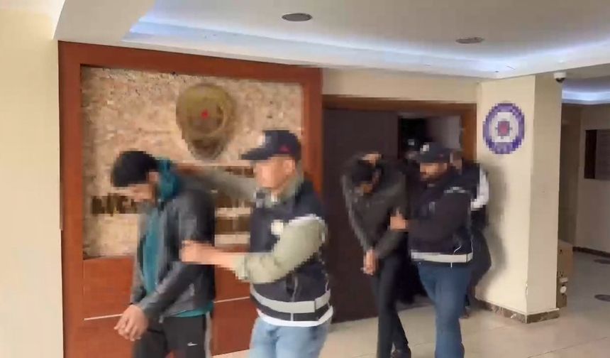 İstanbul - İstanbul’da kaçak göçmenlere sahte evrak düzenleyen şebekeye operasyon: 6 gözaltı