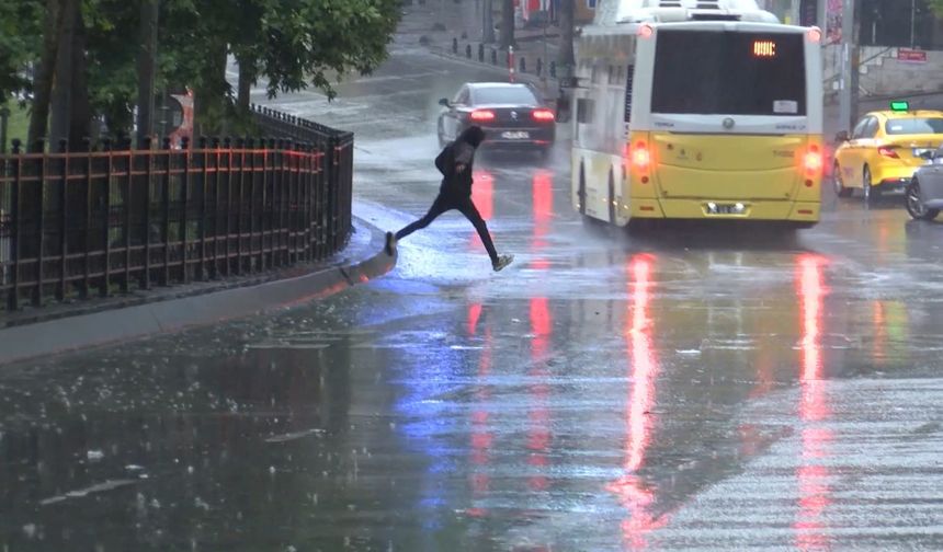 İstanbul- İstanbul'da yağmur etkili oluyor- 1 (Taksim) / Haber ve fotoğraf eklendi