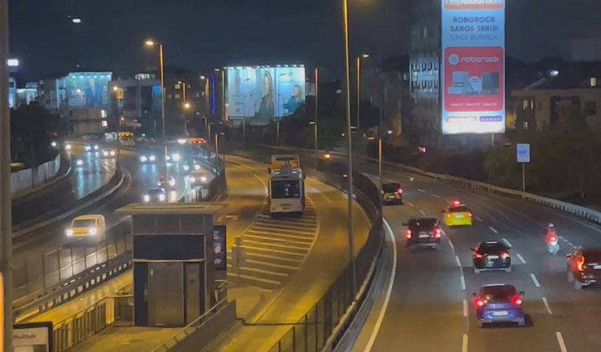 İstanbul - Kağıthane'de metrobüste yangın; seferler bir süre durduruldu