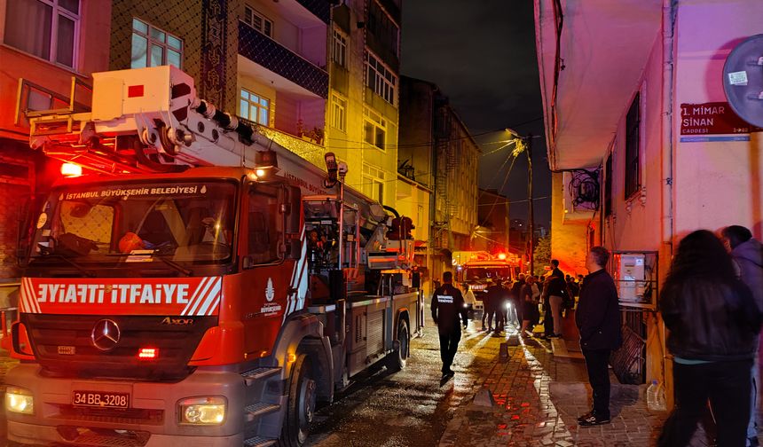 İstanbul - Küçükçekmece'de 7 katlı binanın çatısı alev alev yandı; havai fişek iddiası