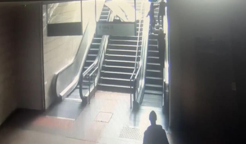 İstanbul - Maltepe metro istasyonunda reklam panosunun kadın üzerine düşmesi kamerada