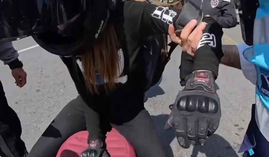 İstanbul - Motosikletiyle yanlışlıkla metrobüs yoluna giren Gamze, o anları anlattı