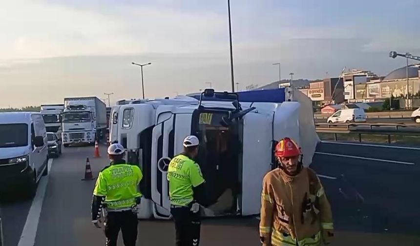 İstanbul - Pendik TEM Otoyolu'nda TIR devrildi; İstanbul yönünde yoğunluk