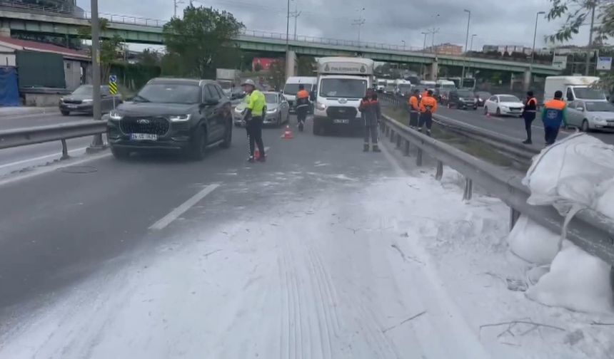 İstanbul - Zeytinburnu D-100'de alçı yüklü TIR bariyerlere çarptı; trafik yoğunluğu oluştu -1