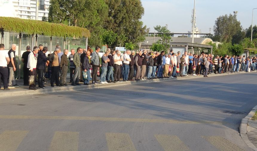 İzmir’de 23 bin işçi greve çıktı; otobüs duraklarında yoğunluk oluştu