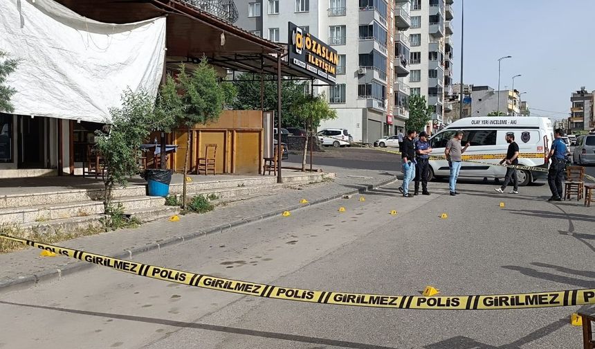 Kahvehane önünde uğradığı silahlı saldırıda öldü