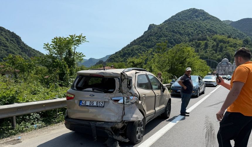 Kamyonet cipe arkadan çarptı; 2 yaralı