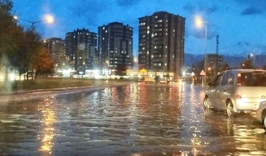 Kayseri'de dolu ve sağanak etkili oldu