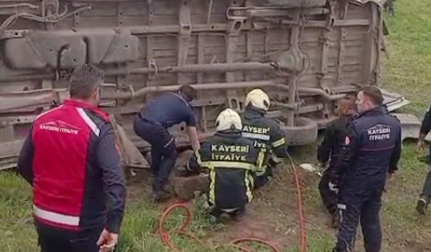 Kayseri'de öğrencileri taşıyan minibüs devrildi; 16 yaralı