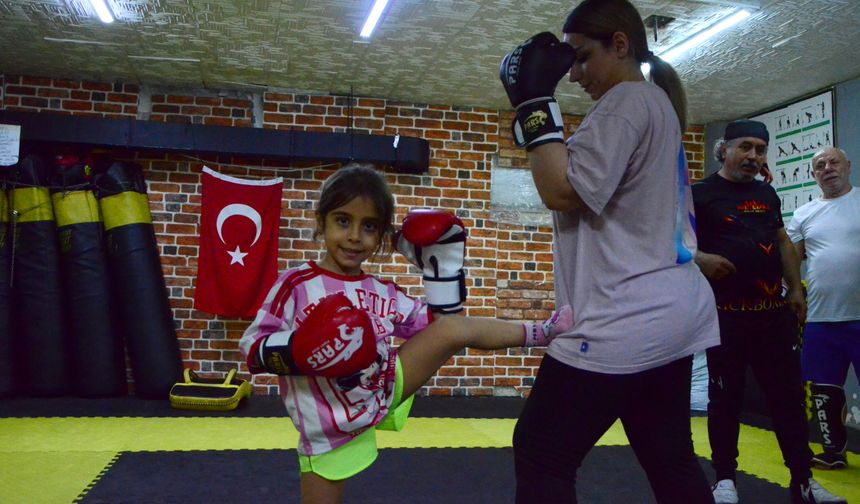 Kendilerini savunmak isteyen 3 kuşak aile üyeleri, kick boksa başladı