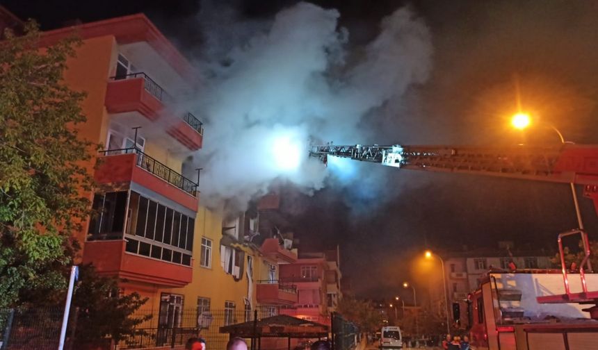 Konya’da bir binanın 3’üncü katında patlama ve ardından yangın: 12 yaralı (2)