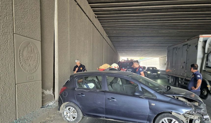Lastiği patlayan otomobil tünel duvarına çarptı; 3'ü çocuk 5 yaralı