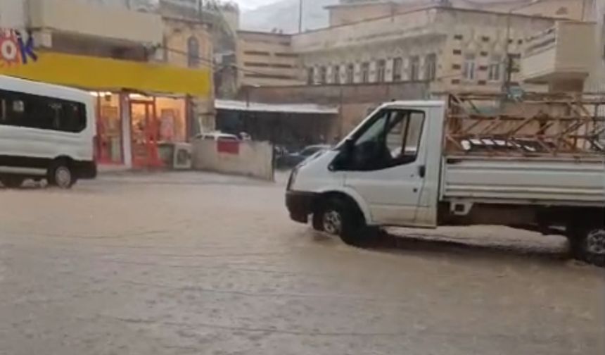 Mardin'de sağanak; cadde ve sokaklar suyla doldu