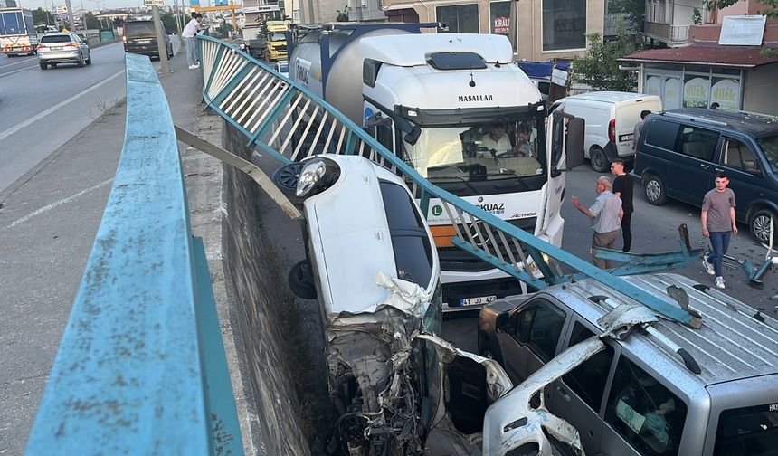Otomobil, 3 metreden yan sokağa düştü; yaralanan olmadı