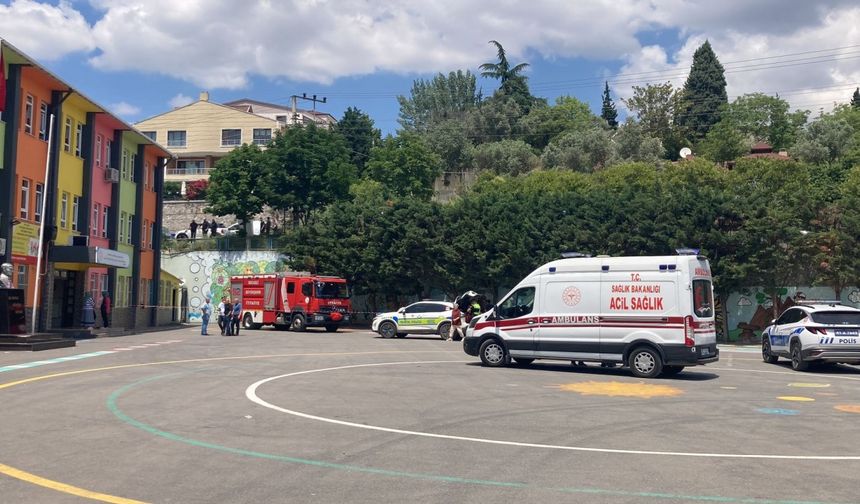 Otomobil, 5 metreden okul bahçesine uçtu; sürücü yaralandı