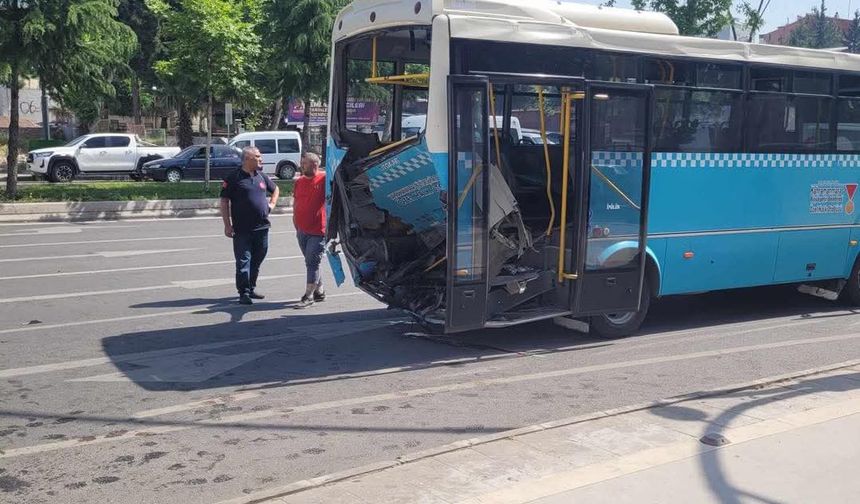 Otomobil, halk otobüsüne çarptı: 1 ölü, 8 yaralı