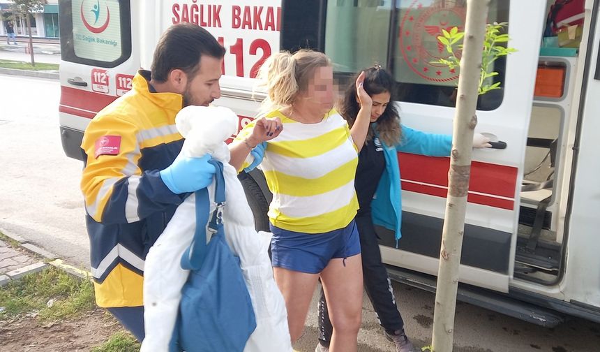 Otomobilden atılan kadın baygın bulundu
