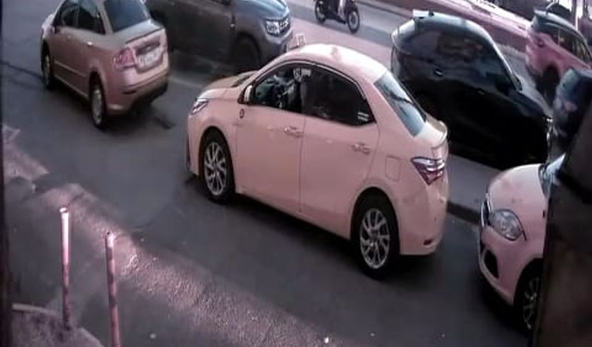 Otomobilin 'yaya geçidi'nde çarptığı kişi yaralandı; kaza kamerada