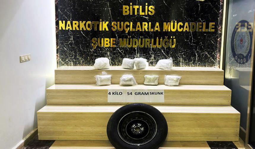 Otomobilin yedek lastiğinden uyuşturucu çıktı; 4 tutuklama