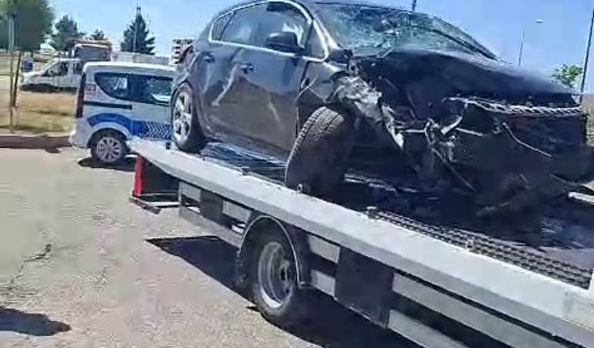 Otomobiller kafa kafaya çarpıştı: 1'i ağır 4 yaralı