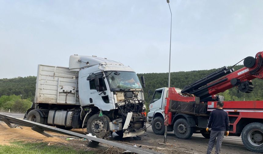 Otoyolda bariyerlere çarpan buğday yüklü TIR devrildi