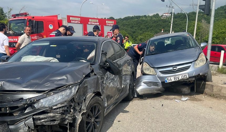 Sakarya'da iki otomobil çarpıştı: 4 yaralı
