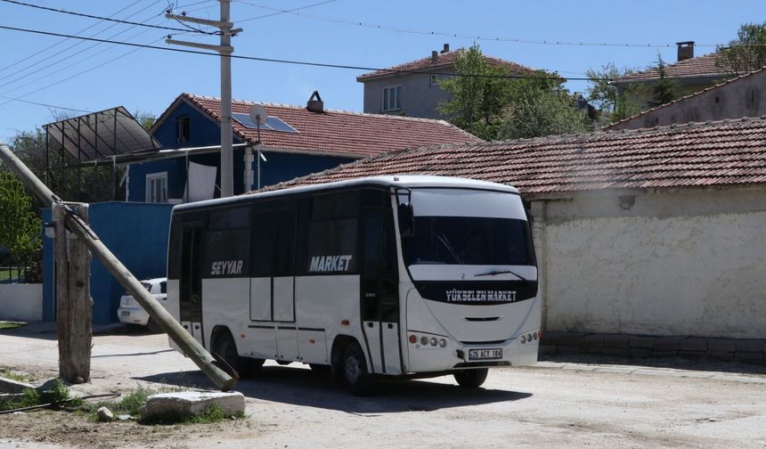 Seyyar markete çevirdiği midibisüyle günde 120 kilometre yol yapıyor