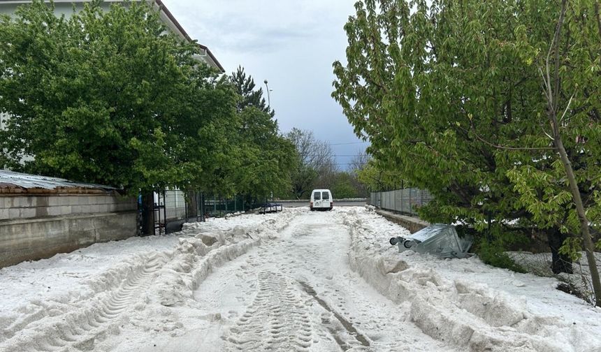Sivaslı'da sağanak ve dolu etkili oldu