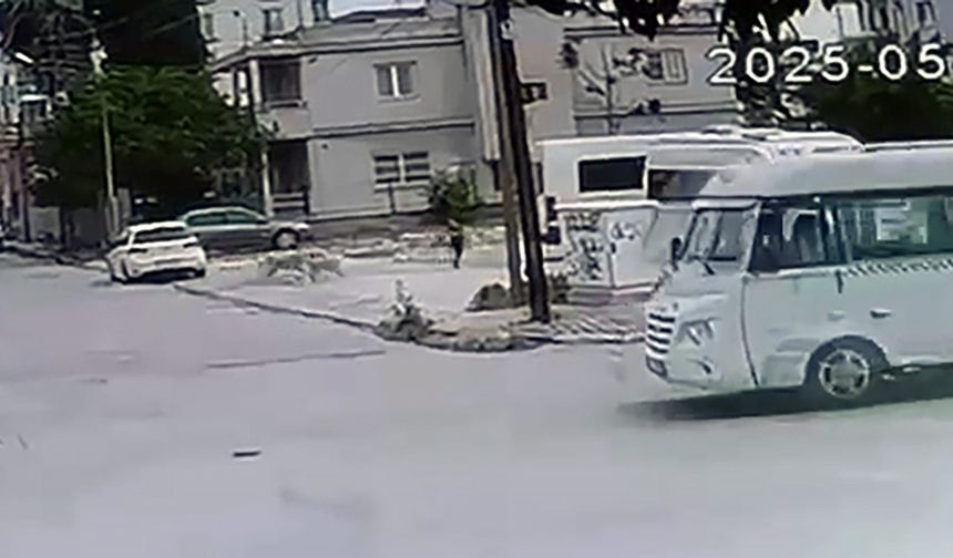Sokak köpeklerinin saldırdığı çocuğu esnaf kurtardı