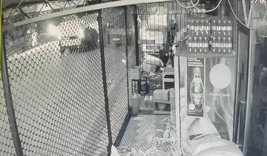 Sürücüsünün geri manevra yaptığı otomobilin altında kalan kadın öldü