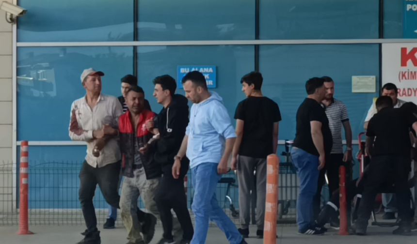 Tarla süren babasının kullandığı traktörün altında kalan Nur ağır yaralandı