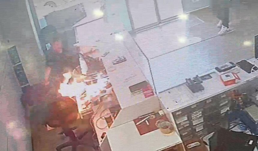 Telefon bataryası tamir sırasında patlayıp, alev aldı
