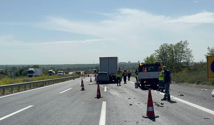 TEM'de cip, kamyona çarptı; 3 yaralı