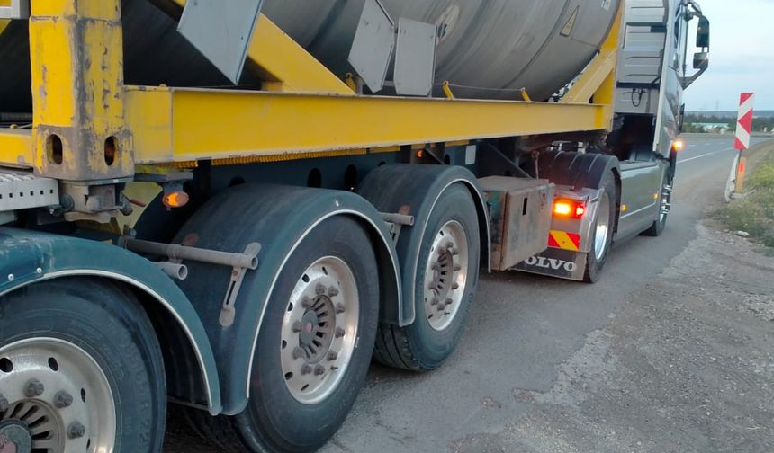 TIR’a arkadan çarpan motosikletin sürücüsü ağır yaralandı