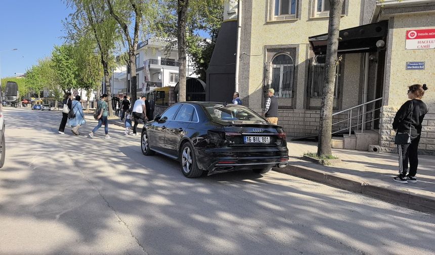Yayaya yol vermek için duran otomobile motosiklet çarptı: 2 yaralı