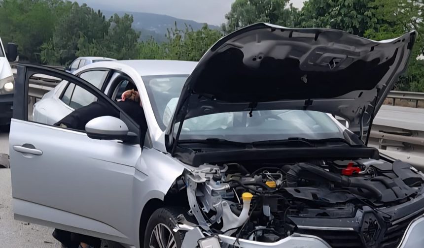 Yola düşen köpük malzemesi zincirleme kazaya neden oldu; 3 yaralı