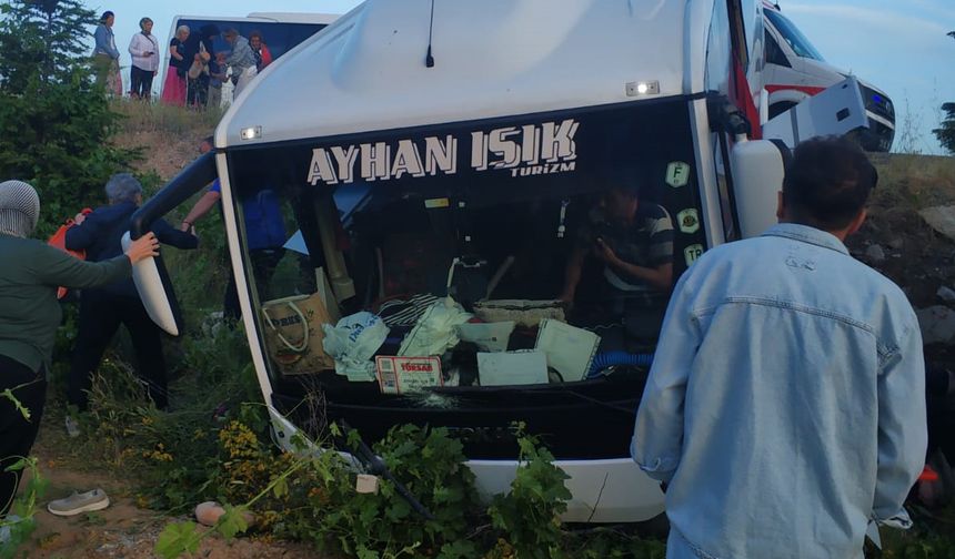 Yolcu otobüsü ile tur midibüsü çarpıştı: 28 yaralı (2)