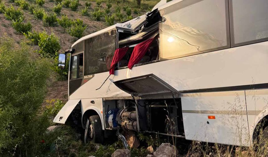 Yolcu otobüsü ile tur midibüsü çarpıştı: 28 yaralı- Yeniden