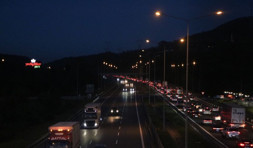 Anadolu Otoyolunun Bolu geçişinde bayram yoğunluğu
