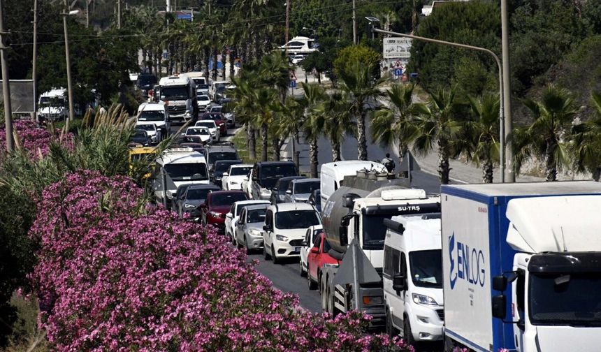 Bayramda Kuşadası'na tatilci akını; araç kuyrukları dronla görüntülendi