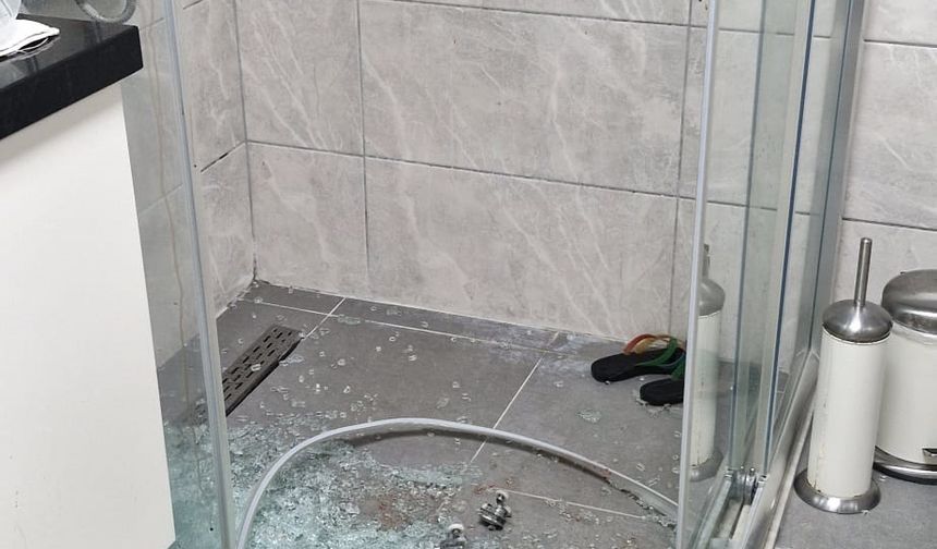Duşa kabin camı patladı, emekli akademisyen yaralandı