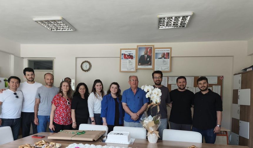 Emekli olan okul müdürüne öğrencilerinden çiçekli, müzikli veda