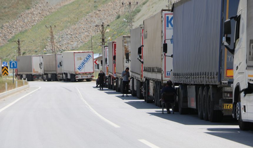 İran'a açılan sınır kapısında TIR kuyruğu