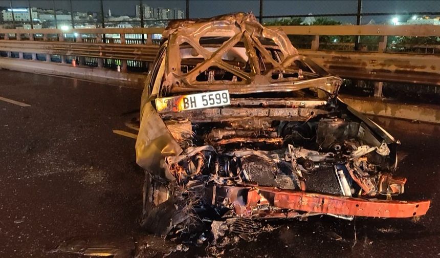 İstanbul - Bayrampaşa'da yayaya çarpmamak için bariyerlere çarpan otomobil alev aldı