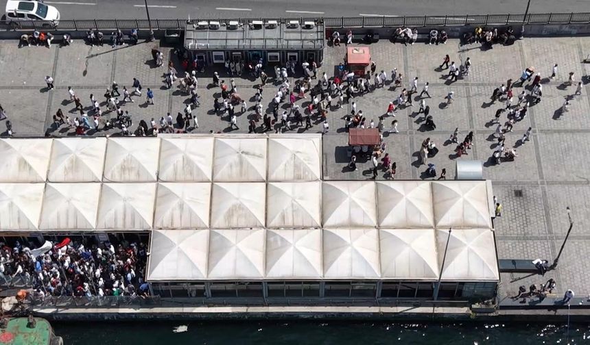 İstanbul - Eminönü'nde bayram yoğunluğu havadan görüntülendi