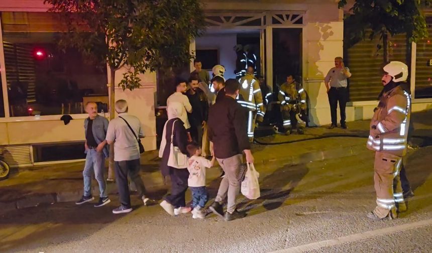 İstanbul- Fatih'te 5 katlı otelde yangın: 4 kişi kurtarıldı