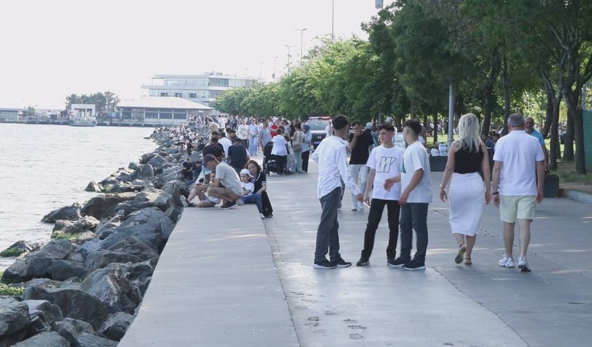 İstanbul- Kurban Bayramı'nı İstanbul'da geçirenler sahillere akın etti