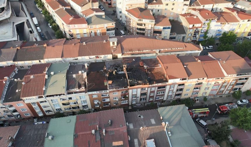 İstanbul - Sultangazi’de 5 katlı binanın çatısı alev alev yandı