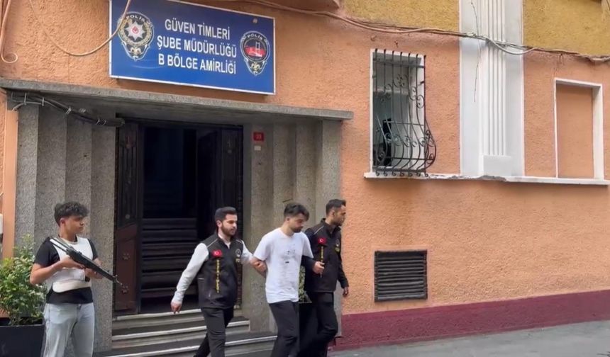 İstanbul - Taksim’de 68 suçtan aranan şüphelinin kovalamaca sonucu yakalandığı anlar kamerada